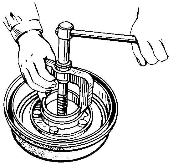Как достать внутреннюю. Выпрессовка наружного кольца наружного подшипника ступицы. Съёмник подшипников ступицы УАЗ. Выпрессовка обоймы подшипника хвостовика УАЗ. Выпрессовка обоймы подшипника.